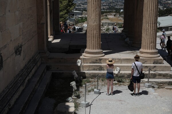 Και ασθενοφόρο του ΕΚΑΒ στην Ακρόπολη - Τι αποφάσισε ο Κικίλιας