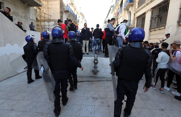 Στους δρόμους οι Αλγερινοί φοιτητές κατά του προέδρου Μπουτεφλίκα