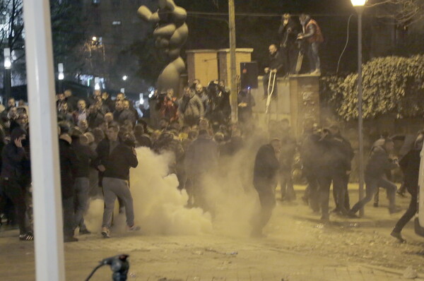 Βίαια επεισόδια στα Τίρανα: Διαδηλωτές προσπάθησαν να εισβάλλουν στη Βουλή