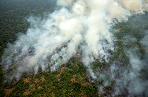 Μετά την παγκόσμια κατακραυγή, ο Μπολσονάρου στέλνει στρατό για τη φωτιά στον Αμαζόνιο
