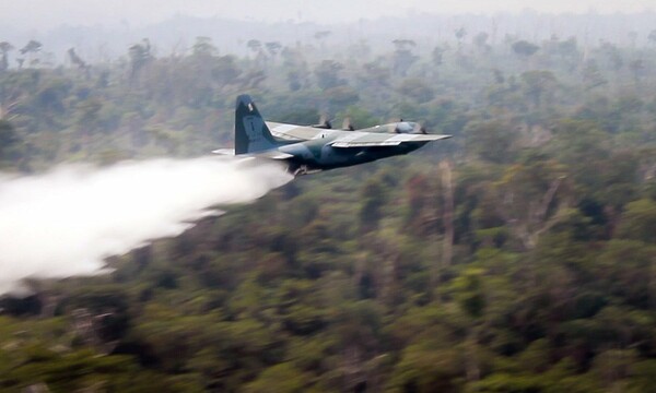Αμαζόνιος: Πολεμικά αεροσκάφη κάνουν ρίψεις νερού ενώ η οργή για τις φωτιές μεγαλώνει