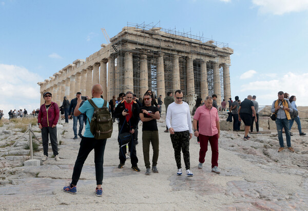 Για μήνες χαλασμένο το αναβατόριο ΑμεΑ στην Ακρόπολη - Σήκωσαν μαθητή στα χέρια και τo Υπουργείο λέει πως δεν γνώριζε