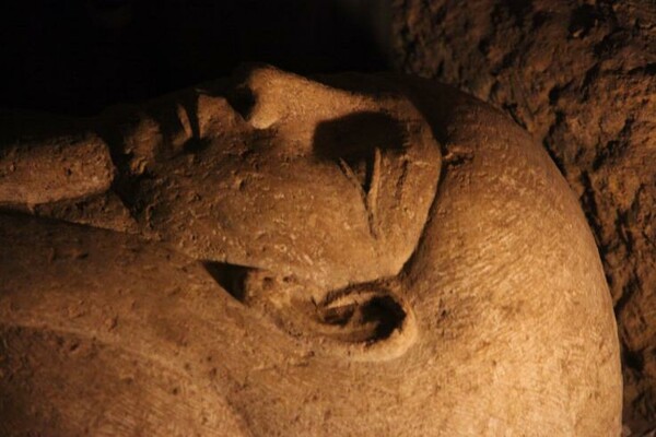 Αρχαιολόγοι άνοιξαν για πρώτη φορά αρχαία σαρκοφάγο σε ζωντανή τηλεοπτική μετάδοση