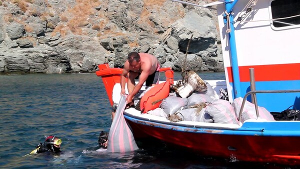 Έχετε δει ποτέ έναν κόλπο γεμάτο «πλαστικά κοράλλια»; - Μια θλιβερή εικόνα στο βυθό της Άνδρου