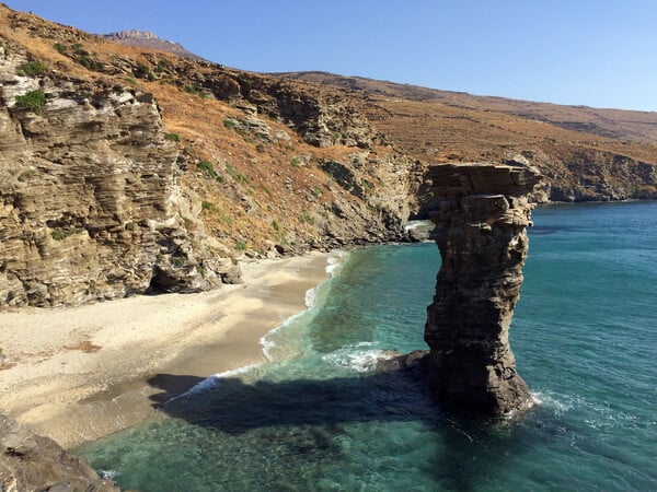 Σαββατοκύριακο στην Άνδρο: τέχνη, σταλακτίτες, αμυγδαλωτά και της Γριάς το Πήδημα