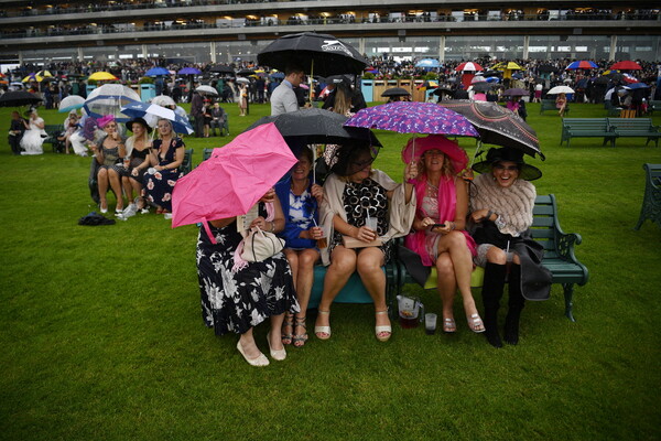 Άσκοτ υπό βροχή - Η κομψή Κέιτ Μίντλετον και τα τεράστια καπέλα των βασιλικών ιπποδρομιών