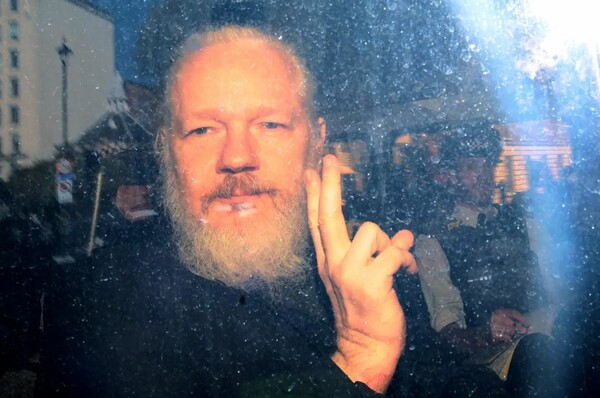 Τζούλιαν Ασάνζ: O ιδρυτής του Wikileaks αντιμέτωπος με πολλές δεκαετίες φυλάκισης