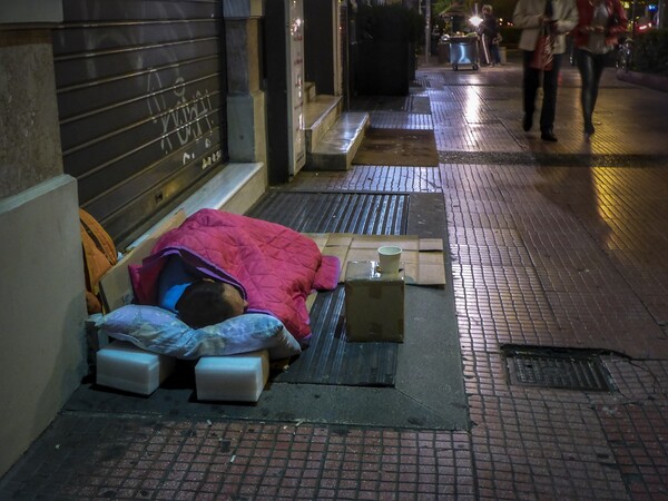 Θερμαινόμενη αίθουσα για τους άστεγους άνοιξε ο Δήμος Αθηναίων