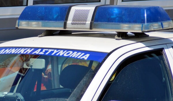 Παραδόθηκε ο άντρας που απειλούσε ότι θα αυτοπυρποληθεί σε τράπεζα στη Θεσσαλονίκη