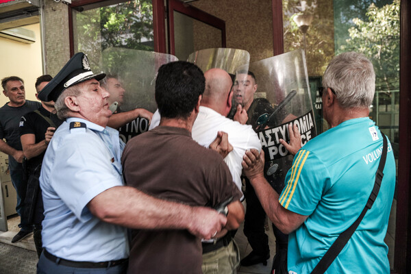 Ένταση σε συγκέντρωση του ΠΑΜΕ ενάντια σε πλειστηριασμό - Παρέμβαση Γεωργιάδη για το ακίνητο