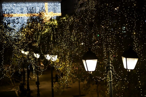 Η Χριστουγεννιάτικη ατμόσφαιρα στο κέντρο της Αθήνας - Δρόμοι, πλατείες και καταστήματα γέμισαν λαμπιόνια