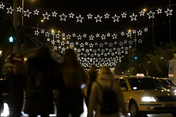 Η Χριστουγεννιάτικη ατμόσφαιρα στο κέντρο της Αθήνας - Δρόμοι, πλατείες και καταστήματα γέμισαν λαμπιόνια