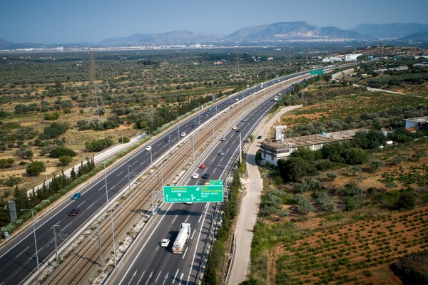 Με δυσκολία η κίνηση στην Αττική Οδό - Ατύχημα με νταλίκα