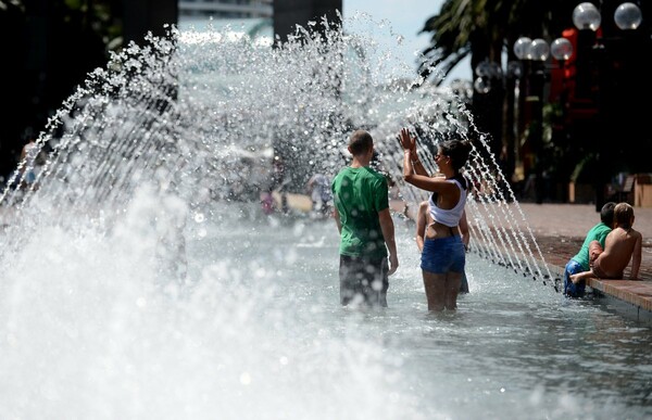 Συνεχίζεται ο καύσωνας στην Αυστραλία- Φόβοι για τυφώνα στον Βορρά
