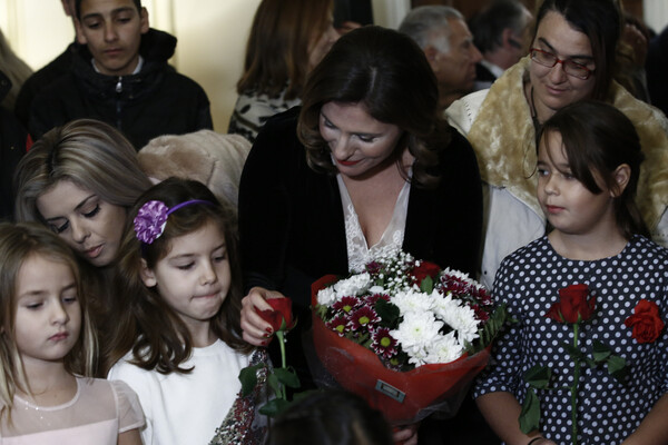 Στον κήπο του Μαξίμου έψαλαν τα κάλαντα στον Τσίπρα