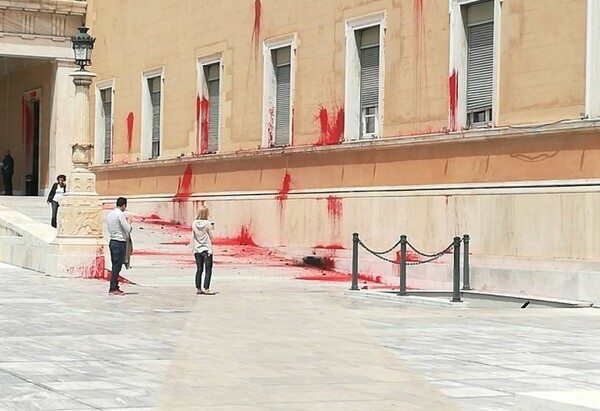 Ανάληψη ευθύνης από Ρουβίκωνα: Γέμισαν κόκκινη μπογιά τη Βουλή - Δείτε φωτογραφίες από την επίθεση
