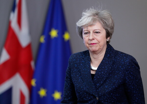 Η Τερέζα Μέι υπόσχεται περισσότερες συζητήσεις για το Brexit στο κοινοβούλιο