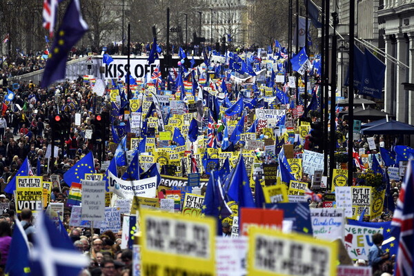 Τεράστια διαδήλωση κατά του Brexit - Εκατοντάδες χιλιάδες σήμερα στους δρόμους του Λονδίνου