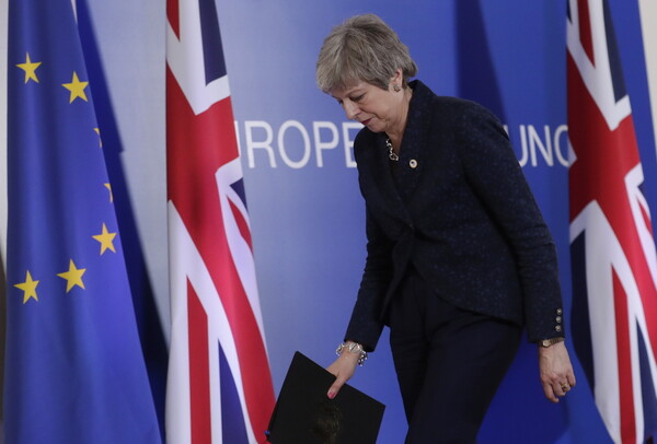 Brexit: Οι Ευρωπαίοι έδωσαν δύο σενάρια και μια προθεσμία στη Βρετανία