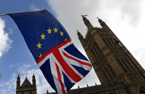 Brexit: Υπέρ της αποχώρησης από την Ε.Ε «πάση θυσία» τάσσεται το 54% των Βρετανών