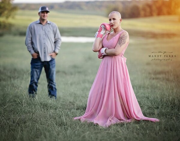 Η μάχη με τον καρκίνο του στήθους σε μια viral φωτογράφηση