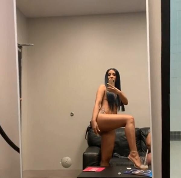 Billboard: H Cardi B σήκωσε το πόδι της για ένα φιλί και απάντησε γυμνή σε όσους σοκαρίστηκαν