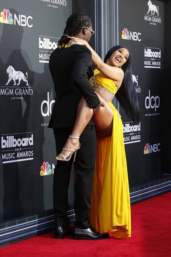 Billboard: H Cardi B σήκωσε το πόδι της για ένα φιλί και απάντησε γυμνή σε όσους σοκαρίστηκαν
