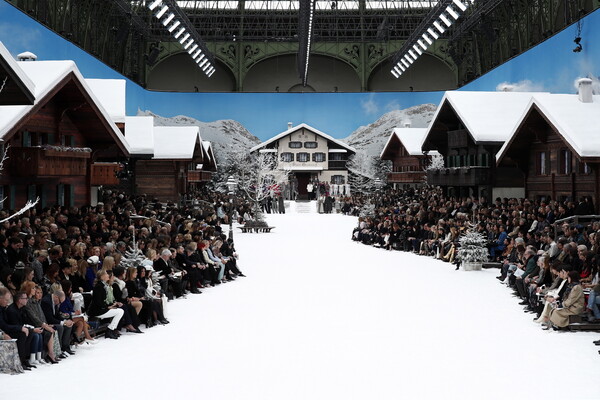 Chanel: Το μεγαλειώδες αντίο στον Καρλ Λάγκερφελντ σε ένα χιονισμένο σκηνικό στο Παρίσι