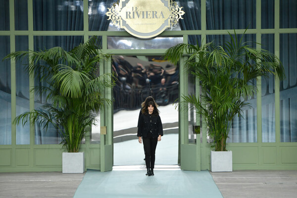 Chanel: H πρώτη επίδειξη από τη διάδοχο του Λάγκερφελντ - Η Βιρζινί Βιάρντ έκανε ντεμπούτο στο Παρίσι