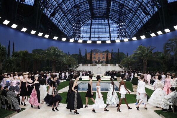 Φαντασμαγορικό μεσογειακό σκηνικό της Chanel στο Παρίσι - Βίλα με εξωτικό κήπο στο Γκραν Παλέ