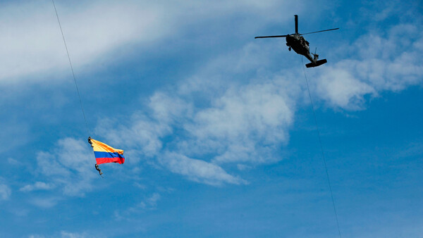 Κολομβία: Θανάσιμη πτώση για δύο υπαξιωματικούς της αεροπορίας κατά τη διάρκεια επίδειξης