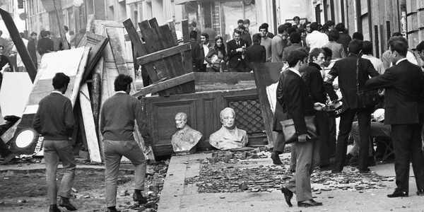 Barricades. Το Παρίσι ξέρει από οδοφράγματα.