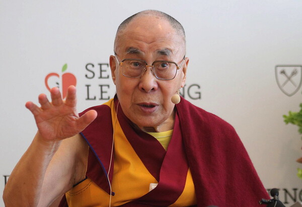 Ο Δαλάι Λάμα ζητά συγγνώμη για τη δήλωση για την «ελκυστική» διάδοχο