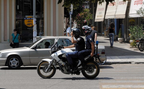 Ρομά παρέσυραν και τραυμάτισαν αστυνομικό με μοτοσικλέτα - Δεν σταμάτησαν για έλεγχο