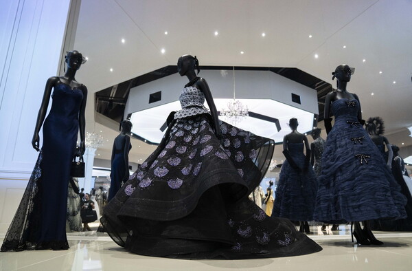 Δείτε ψηφιακά το making of της έκθεσης για τον Christian Dior