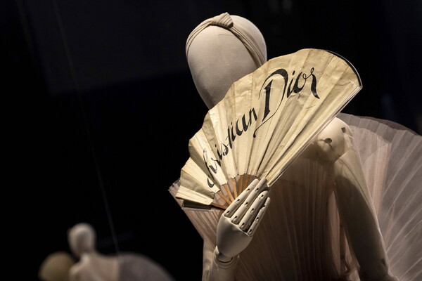 Δείτε ψηφιακά το making of της έκθεσης για τον Christian Dior