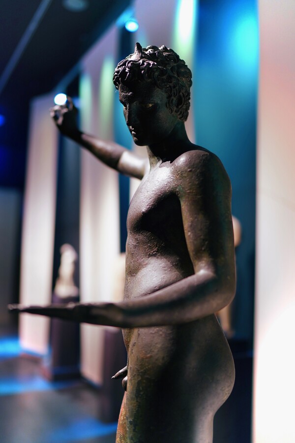 Βαδίζοντας άσκοπα ανάμεσα στους θησαυρούς του Αρχαιολογικού Μουσείου της Αθήνας