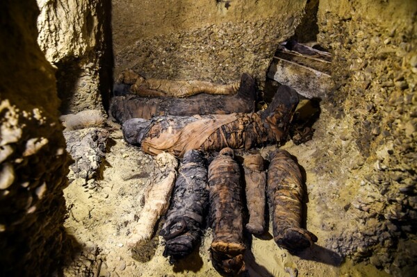 Αρχαιολόγοι άνοιξαν για πρώτη φορά αρχαία σαρκοφάγο σε ζωντανή τηλεοπτική μετάδοση