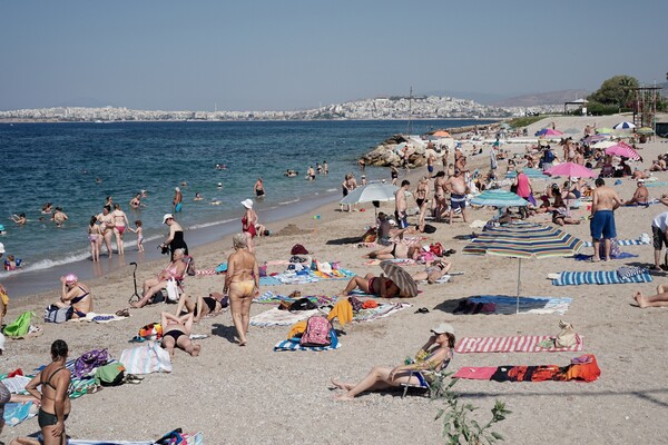 Από τις κάλπες στη θάλασσα - Γεμάτες κόσμο οι παραλίες