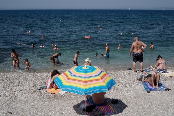 Από τις κάλπες στη θάλασσα - Γεμάτες κόσμο οι παραλίες