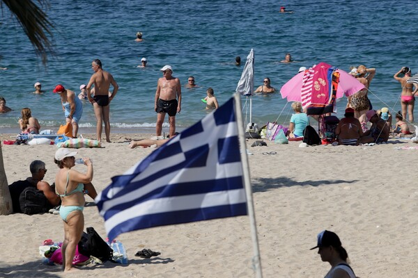 Από τις κάλπες στη θάλασσα - Γεμάτες κόσμο οι παραλίες