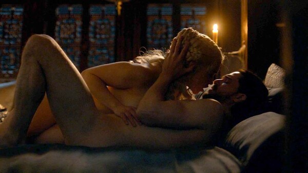 Εμίλια Κλαρκ: H πιο γυμνή σταρ του Game of Thrones δεν μετανιώνει και απαντά