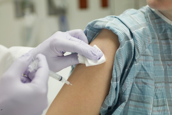 Ένας 15χρονος ικετεύει τη μητέρα του να τον αφήσει να εμβολιαστεί - Η εξομολόγησή του γίνεται viral