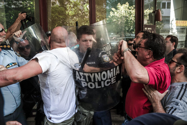 Ένταση σε συγκέντρωση του ΠΑΜΕ ενάντια σε πλειστηριασμό - Παρέμβαση Γεωργιάδη για το ακίνητο