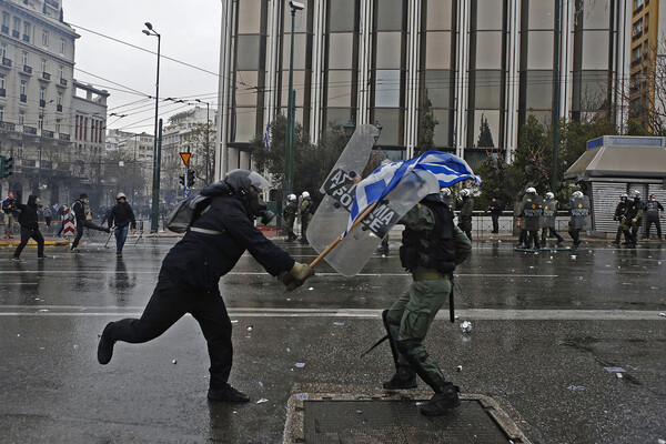 Πεδίο μάχης το Σύνταγμα - Φωτογραφίες από τα επεισόδια