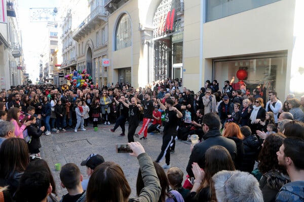 Χιλιάδες Αθηναίοι στο κέντρο λίγο πριν τα Χριστούγεννα - Λαοθάλασσα στην Ερμού