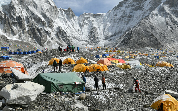 Λιώνουν τα χιόνια στο Έβερεστ αποκαλύπτοντας τα πτώματα ορειβατών χαμένων από χρόνια