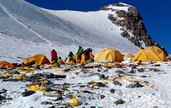Τα πλαστικά μιας χρήσης θα απαγορεύονται στο Έβερεστ - Τόνοι σκουπιδιών από τους ορειβάτες