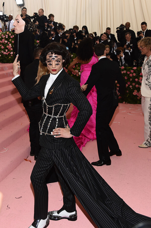 Met Gala 2019: O Jared Leto με το κομμένο του κεφάλι στο χέρι και το τρελό κόνσεπτ στο πρόσωπο Ezra Miller