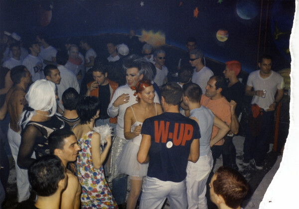Η ιστορία των αθηναϊκών gay bars από τα '60s μέχρι την έλευση του millennium